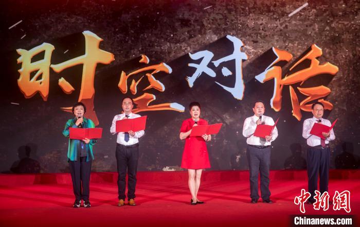 陶侃與陳望道之孫陳曉帆、顏福慶之孫顏志淵、榮毅仁侄女榮智豐深情朗誦《與統(tǒng)戰(zhàn)先輩的時(shí)空對話》?！堦?攝