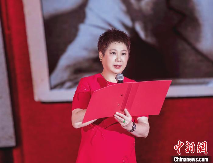 7月16日，榮智豐在2023年上海統(tǒng)戰(zhàn)文化周開幕活動中朗誦《與統(tǒng)戰(zhàn)先輩的時空對話》。　張昊 攝