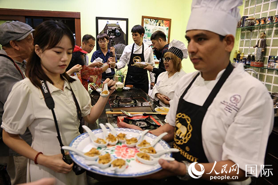 7月19日，參加美食活動的多國代表品嘗泰式傳統(tǒng)美食。人民網(wǎng)記者 張矜若攝