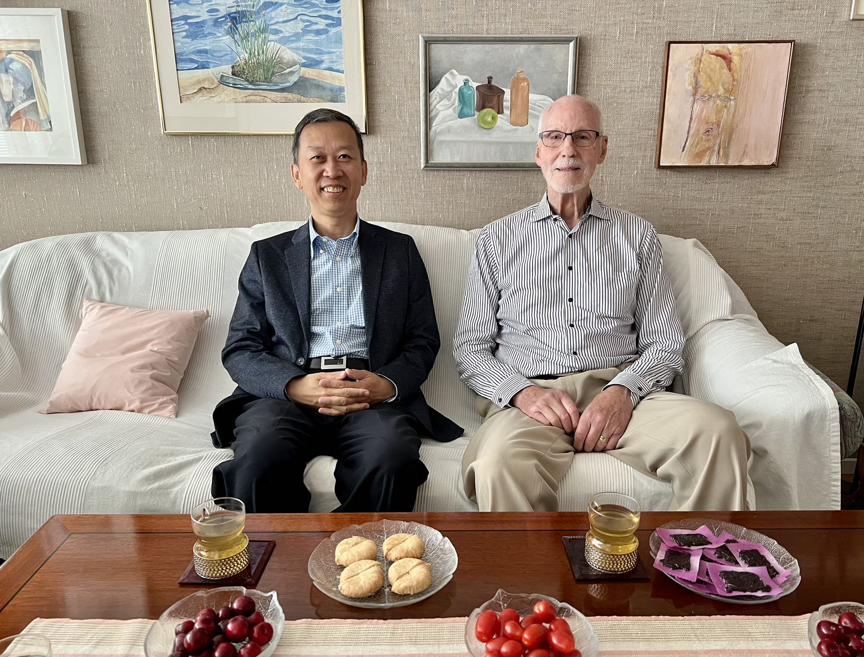 駐瑞典大使崔愛民看望瑞典科學(xué)家。中國(guó)駐瑞典大使館供圖