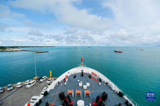 7月22日，中國海軍“和平方舟”號醫(yī)院船駛離基里巴斯首都塔拉瓦。當(dāng)?shù)貢r間22日上午10時，執(zhí)行“和諧使命-2023”任務(wù)的中國海軍“和平方舟”號醫(yī)院船圓滿結(jié)束對基里巴斯的首次訪問，駛離基里巴斯首都塔拉瓦，前往本次任務(wù)的第二站湯加努庫阿洛法港。新華社發(fā)（黎宇 攝）