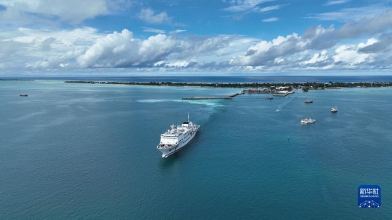 7月22日，中國海軍“和平方舟”號醫(yī)院船結(jié)束基里巴斯訪問，駛離塔拉瓦港。新華社發(fā)（桂江波 攝）