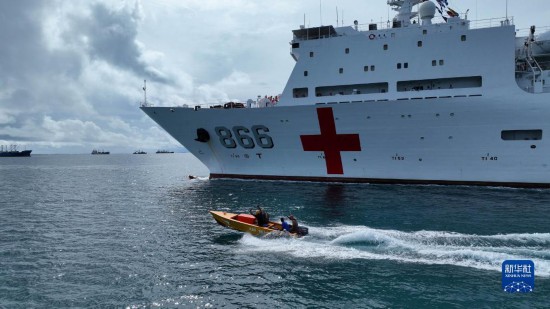 7月22日，中國海軍“和平方舟”號醫(yī)院船駛離塔拉瓦港途中，基里巴斯當(dāng)?shù)孛癖婑{船揮手告別。新華社發(fā)（桂江波 攝）