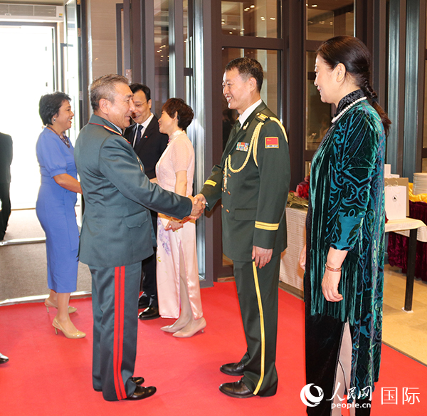 國(guó)防武官胡德君大校迎接賓客。人民網(wǎng)記者李強(qiáng)攝