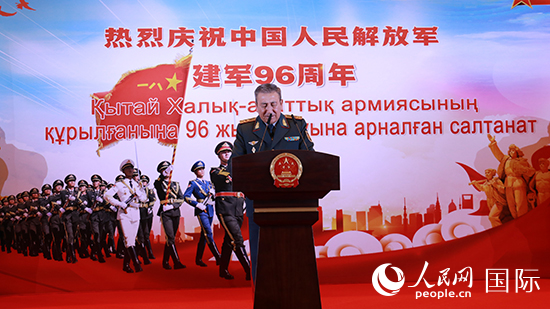 哈國(guó)防部副部長(zhǎng)卡馬列特季諾夫中將發(fā)表致辭。人民網(wǎng)記者 李強(qiáng)攝