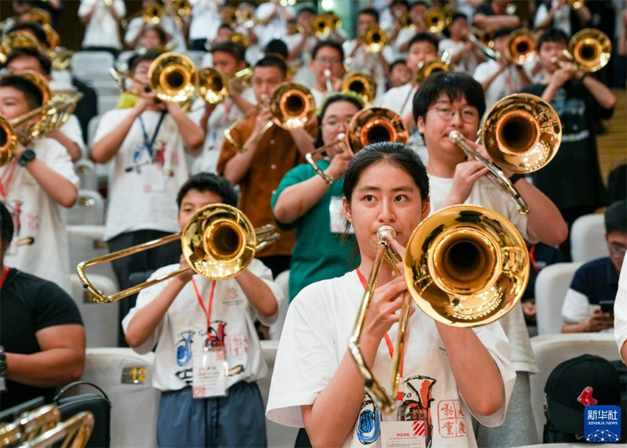 8月1日，在第九屆中國國際低音銅管藝術(shù)節(jié)的一場公益大師課上，低音銅管樂器愛好者在練習(xí)長號。新華社記者 劉潺 攝