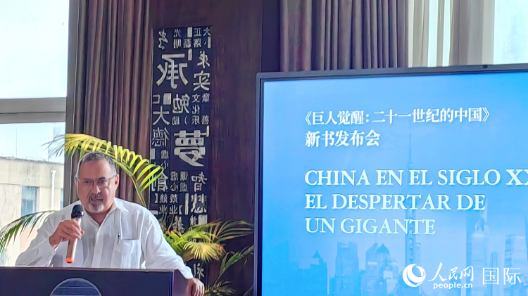 羅德里格斯博士現(xiàn)場介紹著作。吳志華攝