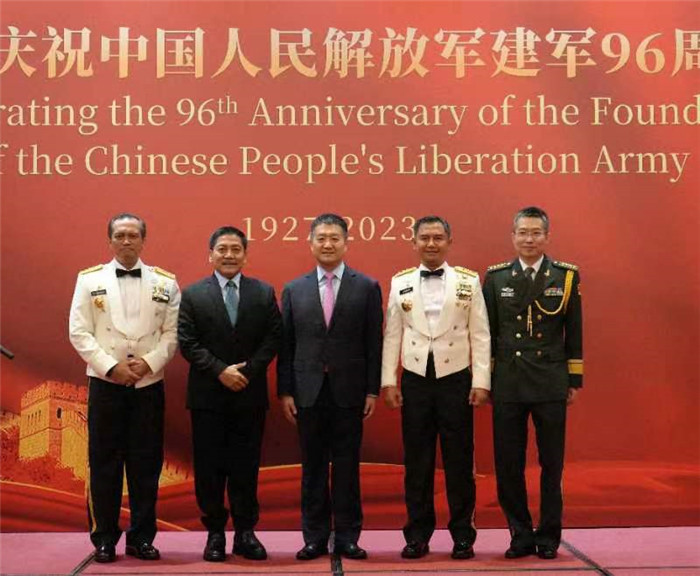 圖為陸慷大使與印尼貴賓合影。中國駐印度尼西亞使館供圖