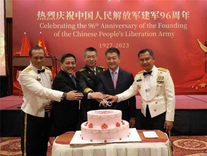 圖為陸慷大使與印尼貴賓共切生日蛋糕。中國駐印度尼西亞使館供圖