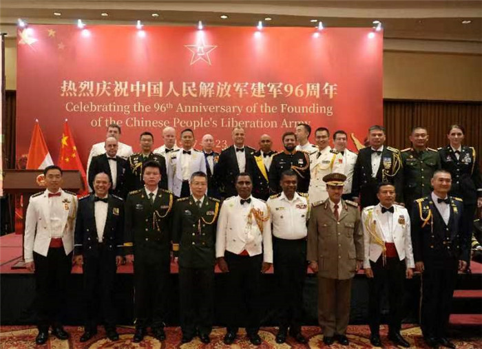 圖為徐勝武官與參加招待會(huì)的各國武官、武官處代表合影。中國駐印度尼西亞使館供圖