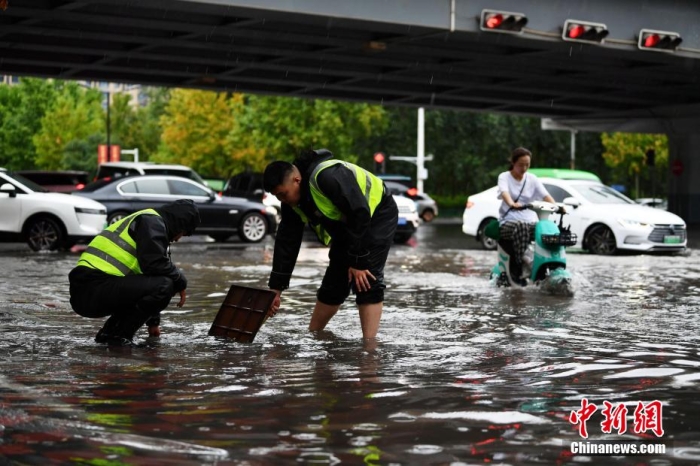 7月30日，河北省持續(xù)發(fā)布暴雨紅色預(yù)警信號。受今年第5號臺風(fēng)“杜蘇芮”殘余環(huán)流影響，7月28日以來，地處華北地區(qū)的河北省大部出現(xiàn)降雨。30日17時(shí)，該省氣象臺發(fā)布當(dāng)日第三次暴雨紅色預(yù)警信號。石家莊市城區(qū)不少區(qū)域積水嚴(yán)重，城管、環(huán)衛(wèi)、園林、市政等部門緊急出動(dòng)，聯(lián)合疏堵保暢，筑牢防汛安全屏障。圖為石家莊裕華區(qū)城管局防汛隊(duì)員對沿街收水井進(jìn)行雜物清理，以保證排水暢通。翟羽佳 攝