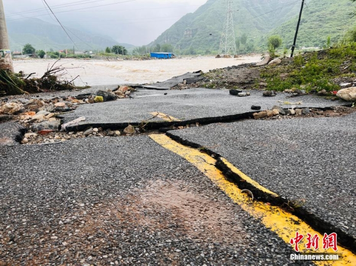 受臺(tái)風(fēng)“杜蘇芮”影響，7月29日至8月1日，河北省淶水縣普降暴雨，持續(xù)強(qiáng)降雨和強(qiáng)風(fēng)天氣引發(fā)洪水險(xiǎn)情。連日來(lái)，當(dāng)?shù)亟M織數(shù)千人搶險(xiǎn)救援隊(duì)伍，集中力量加快排水、清理路面、救援拋錨車(chē)輛、搶修倒伏電線桿等工作。8月1日，方便面、飲用水、火腿腸、面包等首批調(diào)撥救災(zāi)物資送抵救災(zāi)一線，并于當(dāng)天發(fā)放到受災(zāi)群眾手中。目前，淶水縣受損交通、電力、通信等基礎(chǔ)設(shè)施正在加緊搶修，山區(qū)受困人員已分批轉(zhuǎn)移，各項(xiàng)搶險(xiǎn)救災(zāi)工作正在有序進(jìn)行中。圖為淶水縣婁村鎮(zhèn)南安莊村被洪水沖毀的路面。(文/呂子豪 楊猛)李金璐 攝