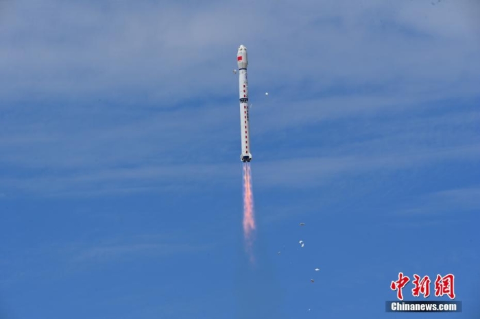 8月3日11時(shí)47分，中國在酒泉衛(wèi)星發(fā)射中心用長征四號丙遙四十四運(yùn)載火箭，成功發(fā)射風(fēng)云三號06星，衛(wèi)星順利進(jìn)入預(yù)定軌道，任務(wù)取得圓滿成功。該衛(wèi)星將接替在軌超期服役的風(fēng)云三號C星，探測數(shù)據(jù)主要用于天氣預(yù)報(bào)、大氣化學(xué)和氣候變化監(jiān)測業(yè)務(wù)及研究。汪江波 攝