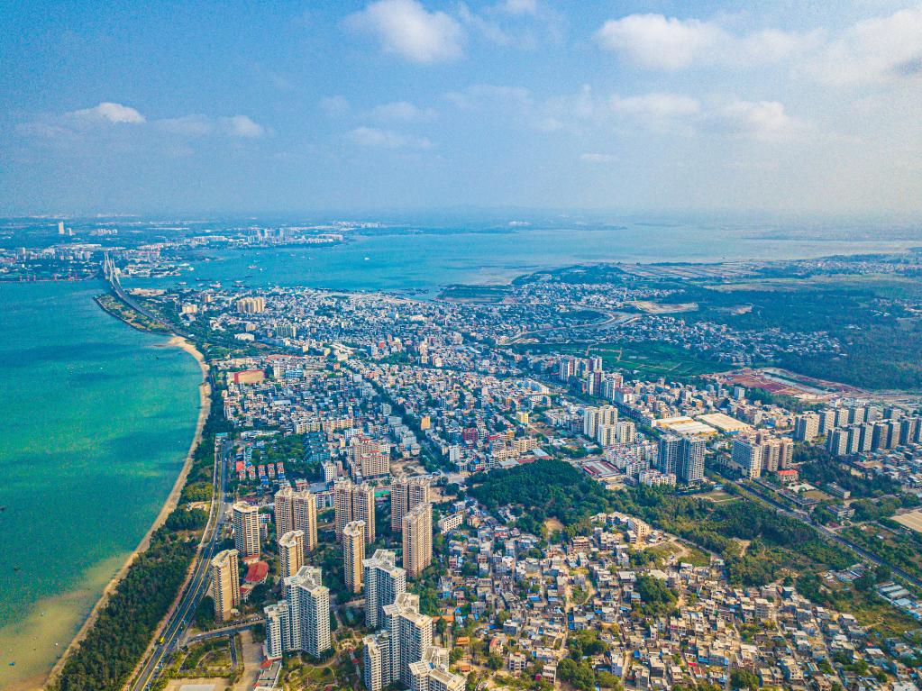 這是海南自貿(mào)港重點(diǎn)園區(qū)——洋浦經(jīng)濟(jì)開發(fā)區(qū)所在的環(huán)新英灣地區(qū)（無人機(jī)照片，2023年2月26日攝）。新華社記者 蒲曉旭 攝