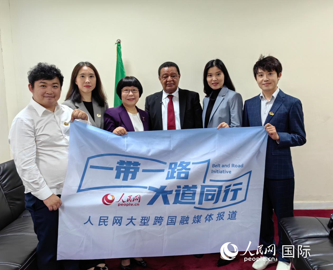 穆拉圖·特肖梅與人民網(wǎng)記者合影。