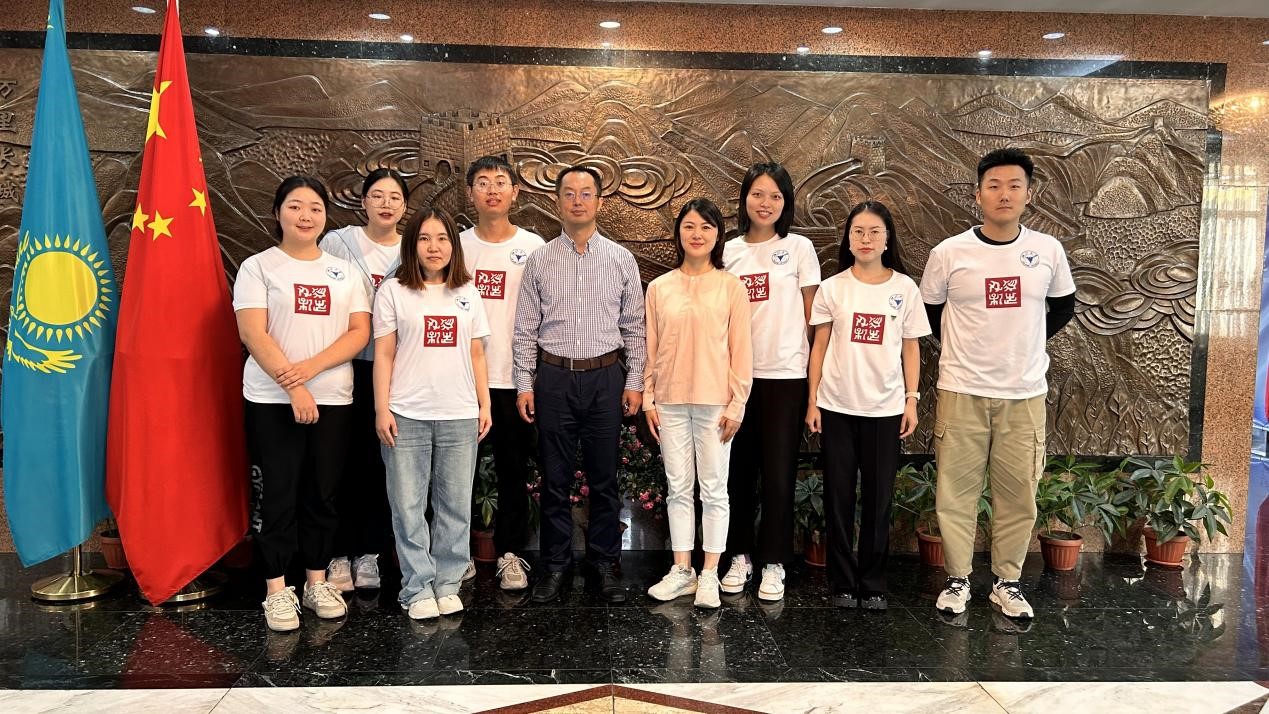 浙江大學實踐團拜訪中國駐阿拉木圖總領館。浙江大學供圖