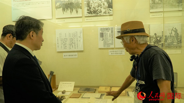 毒氣島歷史研究所事務(wù)局長山內(nèi)正之在毒氣資料館為大家介紹日軍發(fā)動(dòng)毒氣戰(zhàn)的罪證。人民網(wǎng) 蔣曉辰攝