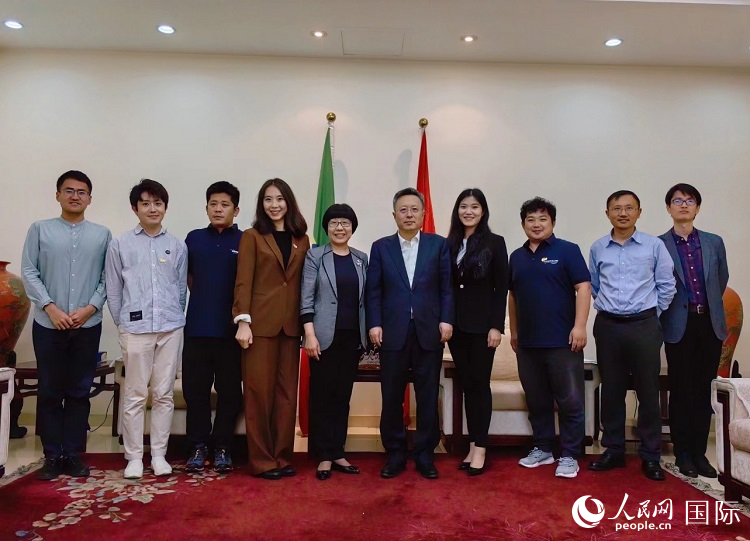 趙志遠(yuǎn)大使（右五）、使館工作人員與人民網(wǎng)記者合影。
