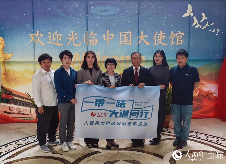 崔建春大使（右三）與人民網(wǎng)記者合影。