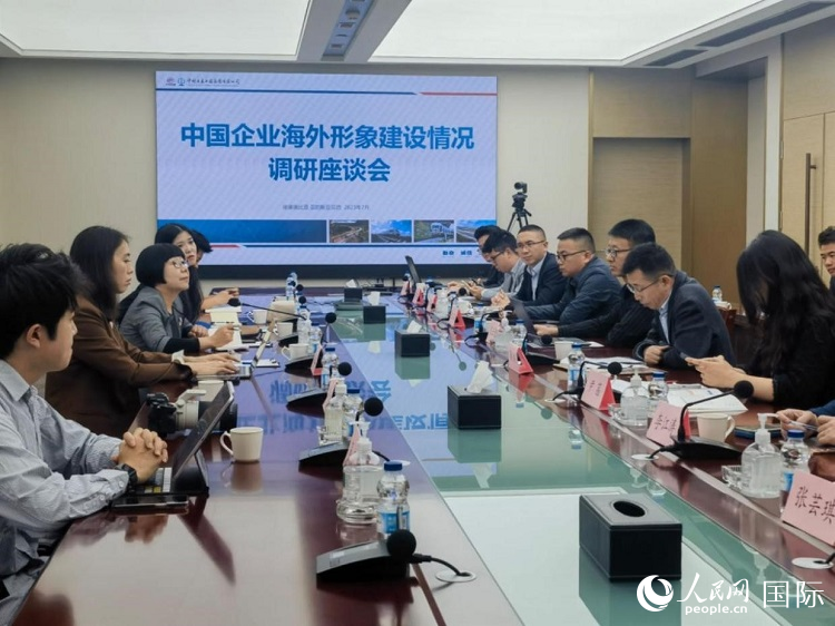 埃塞俄比亞中國商會(huì)企業(yè)代表與人民網(wǎng)記者座談。人民網(wǎng)記者 劉寧攝