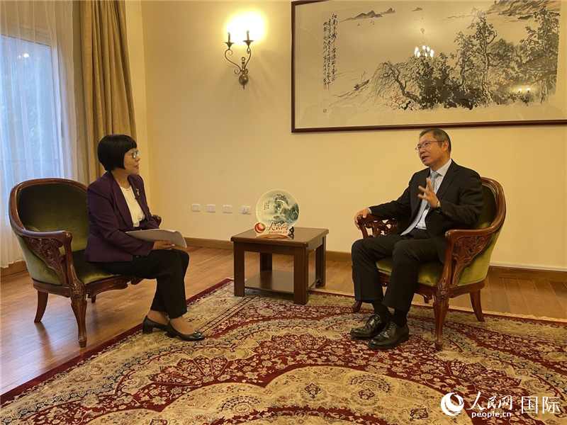 胡長(zhǎng)春大使接受人民網(wǎng)記者唐維紅采訪。人民網(wǎng)記者 趙艷紅攝