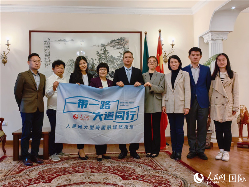 胡長(zhǎng)春大使、駐非盟使團(tuán)工作人員與人民網(wǎng)記者合影。