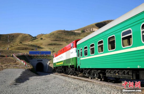 2016年8月24日，塔吉克斯坦“瓦赫達(dá)特-亞灣”鐵路通車(chē)。這是絲綢之路經(jīng)濟(jì)帶框架下首個(gè)開(kāi)工并建成的鐵路項(xiàng)目，具標(biāo)志性意義。圖為火車(chē)進(jìn)入由中鐵十九局集團(tuán)有限公司承建的隧道。文龍杰 攝