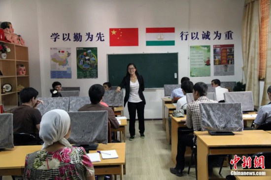 2014年，塔吉克斯坦國(guó)立民族大學(xué)的孔子學(xué)院內(nèi)，教師正在為塔吉克斯坦學(xué)生授課。田冰 攝