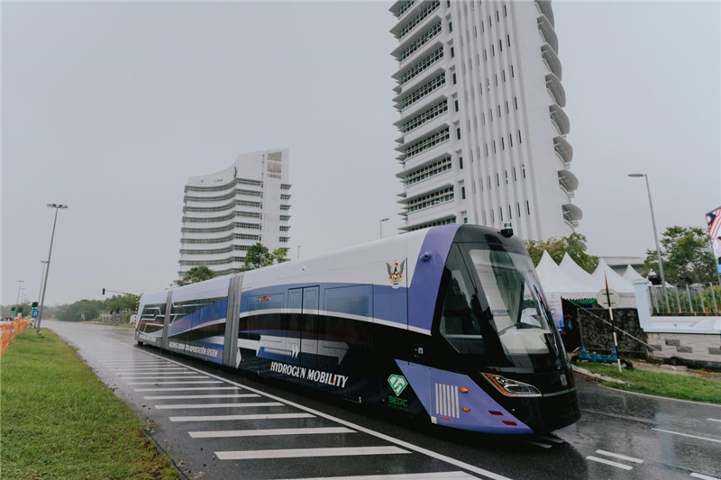 9月6日下午，由中車株洲所自主研發(fā)制造的全球首輛氫能源智軌電車正式亮相馬來西亞砂拉越州古晉市。中車株洲所供圖