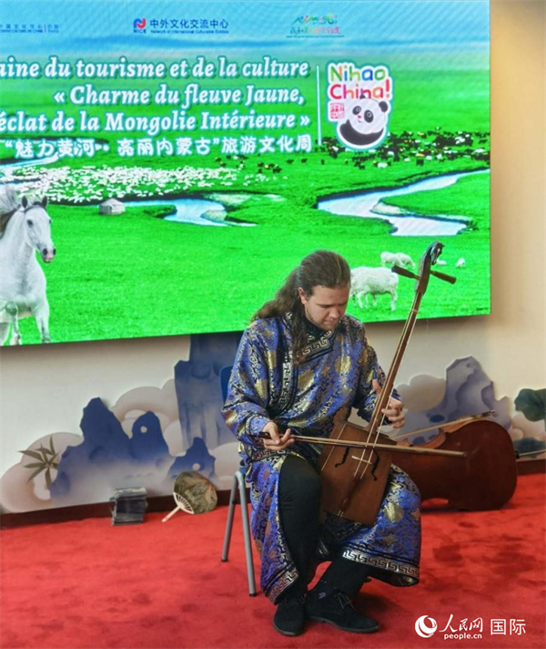 法國音樂家馬修·勒庫演奏馬頭琴。人民網(wǎng)記者 尚凱元攝