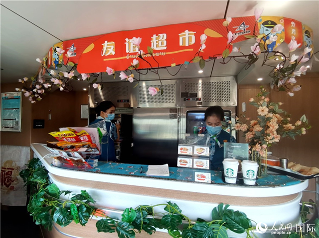 中老鐵路國際旅客列車?yán)锏摹坝颜x超市”。人民網(wǎng) 杜明明攝