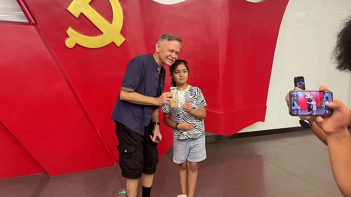 潘維廉和志愿講解員紀念合影。主辦方供圖