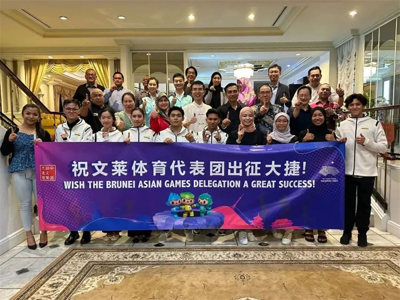 肖建國大使同參加歡送儀式的文方嘉賓、代表團成員等合影留念。圖片由使館提供