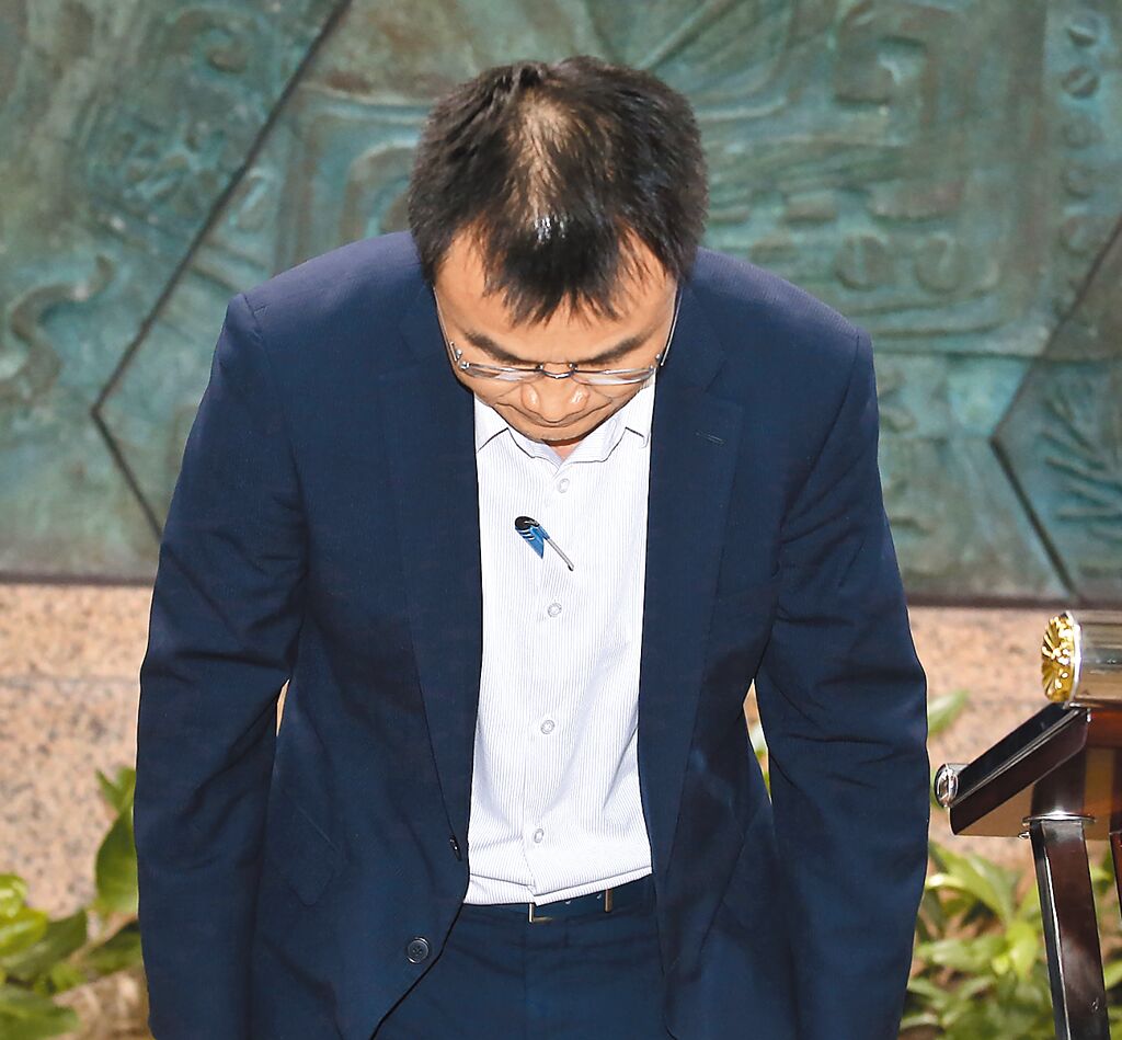 臺(tái)農(nóng)業(yè)部門負(fù)責(zé)人陳吉仲19日傍晚舉行記者會(huì)說(shuō)明項(xiàng)目進(jìn)口雞蛋議題，當(dāng)日晚間8點(diǎn)在臉書上宣布辭職。 圖片來(lái)源：臺(tái)灣“中時(shí)新聞網(wǎng)”