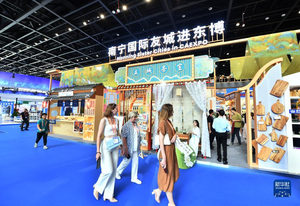 9月17日，在南寧國際會(huì)展中心，觀眾在東博會(huì)“一帶一路”國際展區(qū)參觀。當(dāng)日，第二十屆中國—東盟博覽會(huì)和中國—東盟商務(wù)與投資峰會(huì)開幕式在廣西南寧舉行。新華社記者 黃孝邦 攝