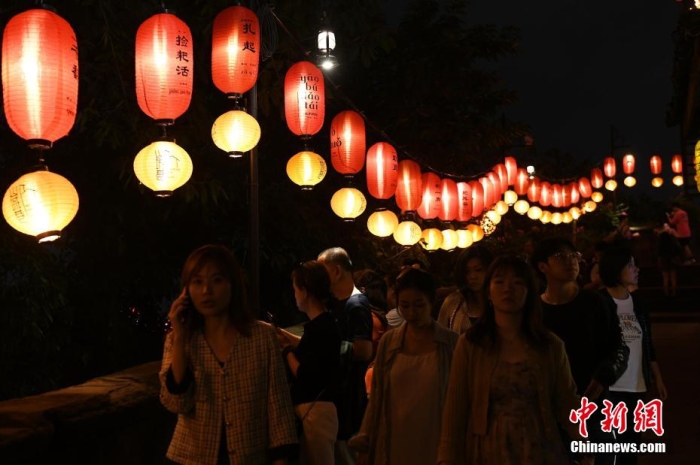 圖為游客夜游山城巷感受山城獨(dú)特魅力。<a target='_blank' href='/' ><p  align=