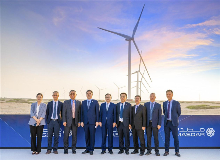 中方建設(shè)者在風(fēng)電場合影。中國電建供圖