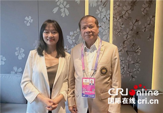 　　△柬埔寨國(guó)家奧委會(huì)主席、柬埔寨亞運(yùn)代表團(tuán)團(tuán)長(zhǎng)唐坤（右）接受記者采訪