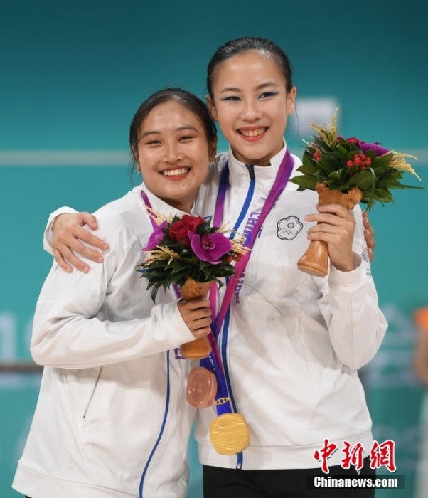 10月7日，杭州第19屆亞運會輪滑項目女子花樣輪滑單人滑長節(jié)目決賽在錢塘輪滑中心舉行。結(jié)合短節(jié)目決賽成績，中國臺北選手洪筱晴(左)以94.38分的總成績奪得女子花樣輪滑單人滑冠軍，中國臺北選手張致如(右)獲得季軍。<a target='_blank' href='/'><p  align=
