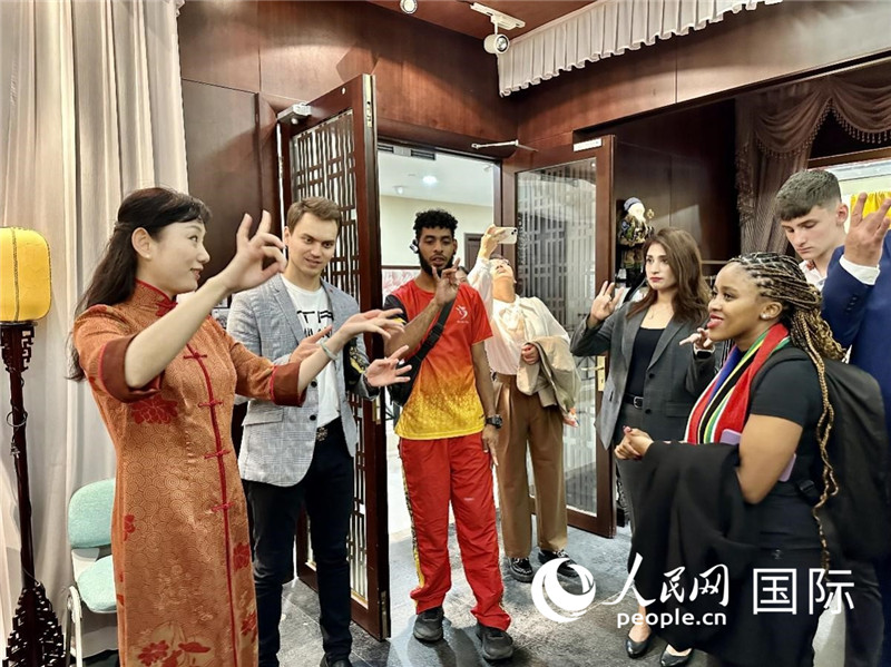 國際民間人士代表團(tuán)參觀古北市民中心昆曲教室。人民網(wǎng)記者 周雨攝