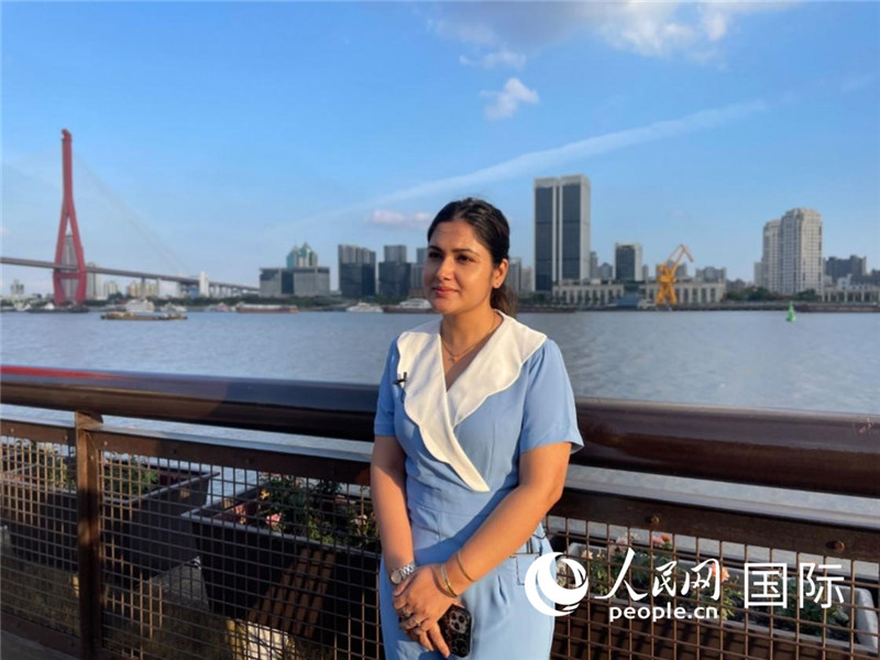孟加拉國Channel24電視頻道主持人伊斯拉特·阿敏在上海市楊浦濱江接受采訪。 人民網(wǎng)記者 張榮攝