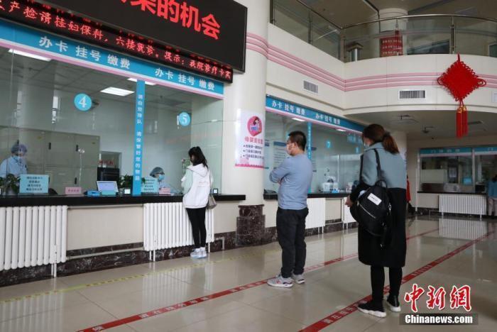 資料圖：市民在醫(yī)院門診大廳間隔排隊(duì)掛號(hào)。<a target='_blank' href='/'><p  align=