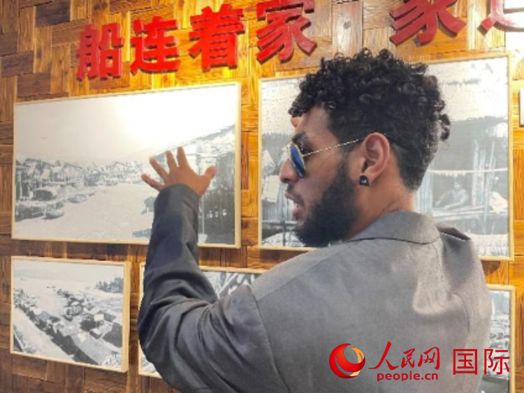 巴布亞新幾內(nèi)亞乒乓球國家隊(duì)隊(duì)員羅伊在福建省寧德市下歧村參觀。人民網(wǎng)記者 張榮攝