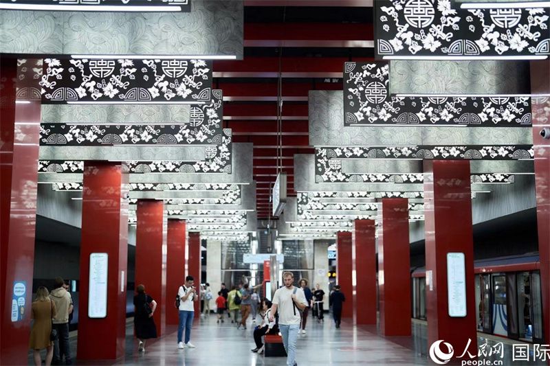 莫斯科米丘林大街地鐵站洋溢著濃郁的“中國風(fēng)”。人民網(wǎng)記者 馬天翼攝