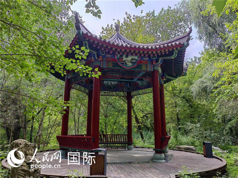 莫斯科中國(guó)貿(mào)易中心的中式園林“華銘園”一角。人民網(wǎng)記者 申亞欣攝