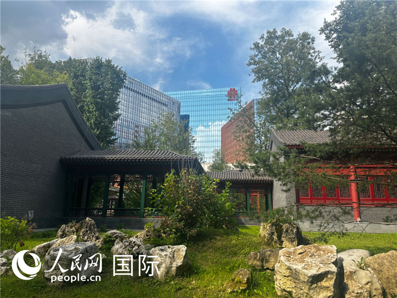 莫斯科中國(guó)貿(mào)易中心的中式園林“華銘園”一角。人民網(wǎng)記者 申佳平攝