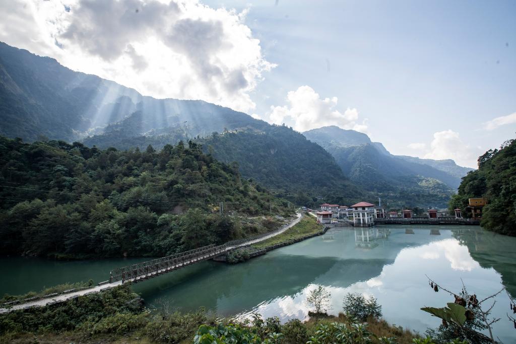 這是2022年11月8日拍攝的尼泊爾上馬相迪A水電站大壩。上馬相迪A水電站位于尼泊爾西部勒姆宗縣，2013年1月開工建設(shè)，2017年1月1日投入商業(yè)運(yùn)營。該水電站投入運(yùn)營以來，極大緩解了尼泊爾電力緊缺局面。新華社發(fā)（哈里·馬哈爾詹 攝）