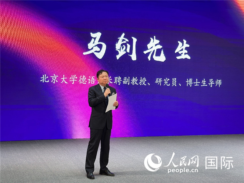 北京大學(xué)德語系長聘副教授馬劍點評學(xué)生表現(xiàn)。（攝影：張麗鷗）