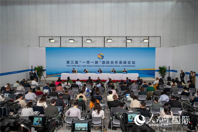 10月16日，第三屆“一帶一路”國際合作高峰論壇新聞中心在北京國家會(huì)議中心舉行首場吹風(fēng)會(huì)，邀請自然資源部國際合作司和相關(guān)單位負(fù)責(zé)人介紹有關(guān)情況，并回答記者提問。人民網(wǎng)記者 翁奇羽攝