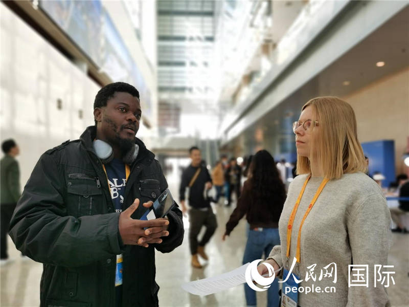 剛果（金）未來集團廣播電視部記者雨果-恩澤扎接受人民網(wǎng)采訪。人民網(wǎng) 孫鴻宇攝